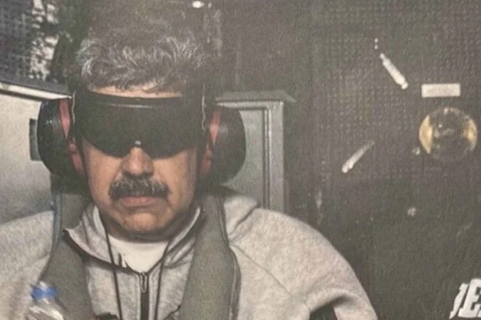 Trump divulga foto de Maduro sob custódia dos EUA